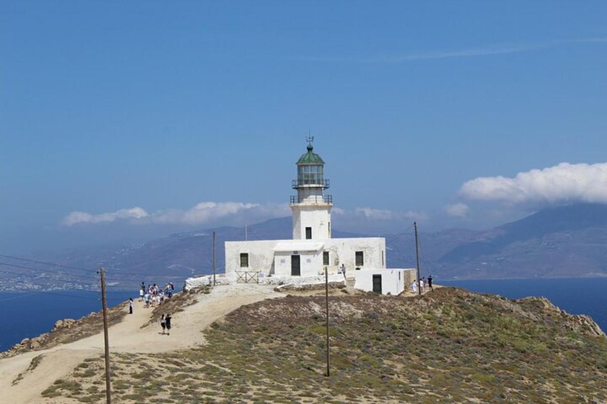 Ένας φάρος στην κορυφή ενός λόφου με τον ωκεανό