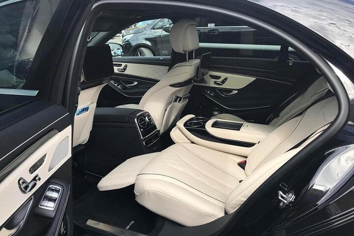 un bagagliaio aperto di un'auto con il sedile posteriore