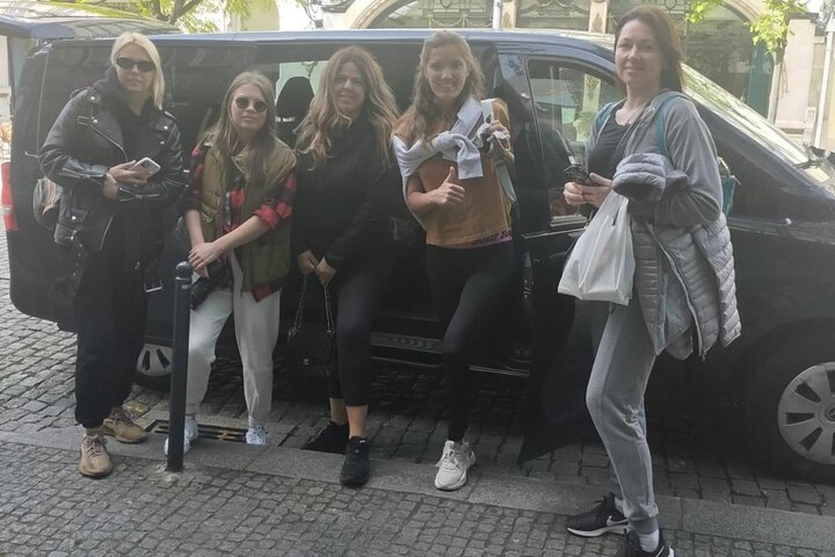 um grupo de mulheres em pé ao lado de uma van