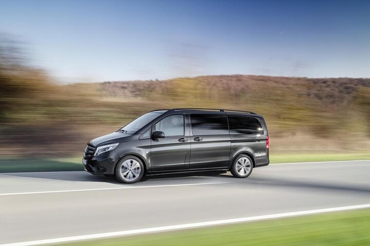 minivan perak memandu di jalan raya