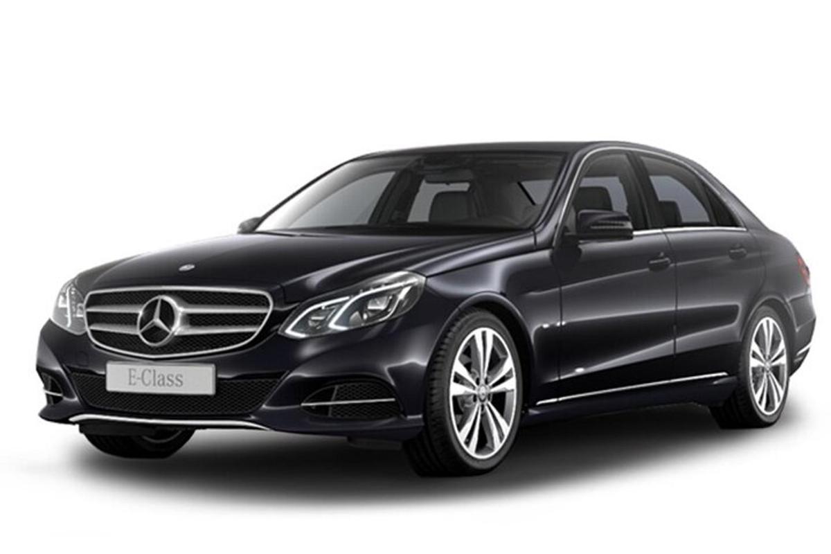 un cotxe Mercedes Benz negre aïllat sobre un fons blanc