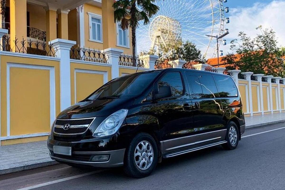 černé auto zaparkované na kraji ulice
