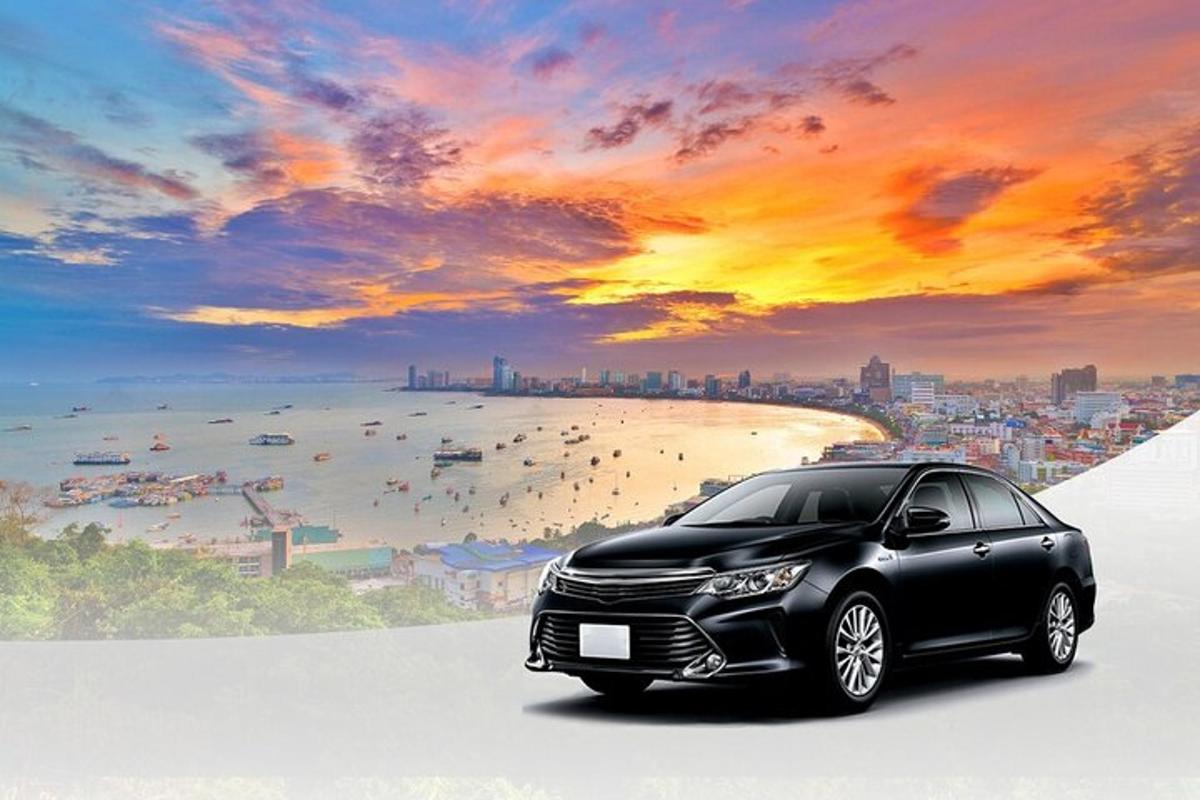černé auto zaparkované před pláží