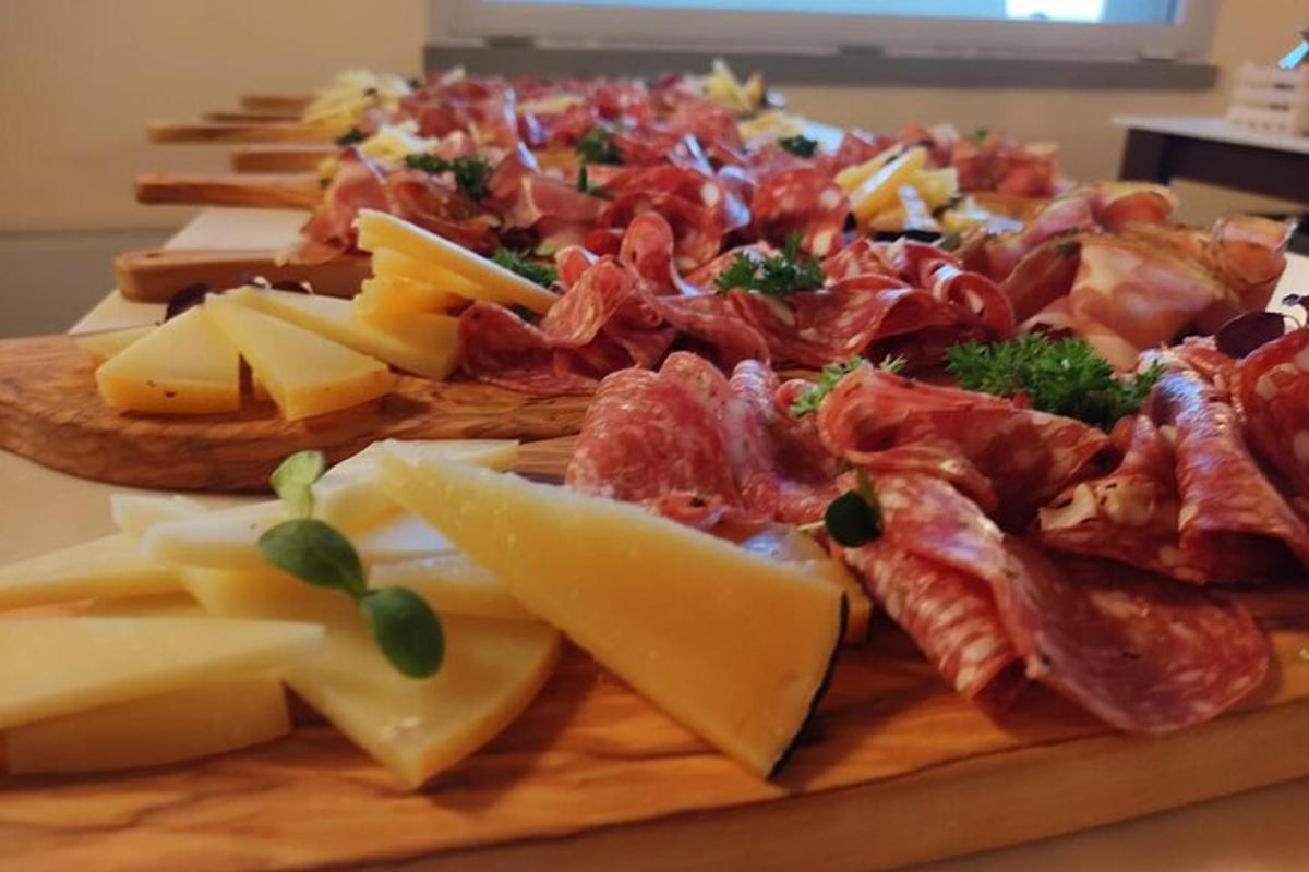 talíř pizzy a sýra na prkénku