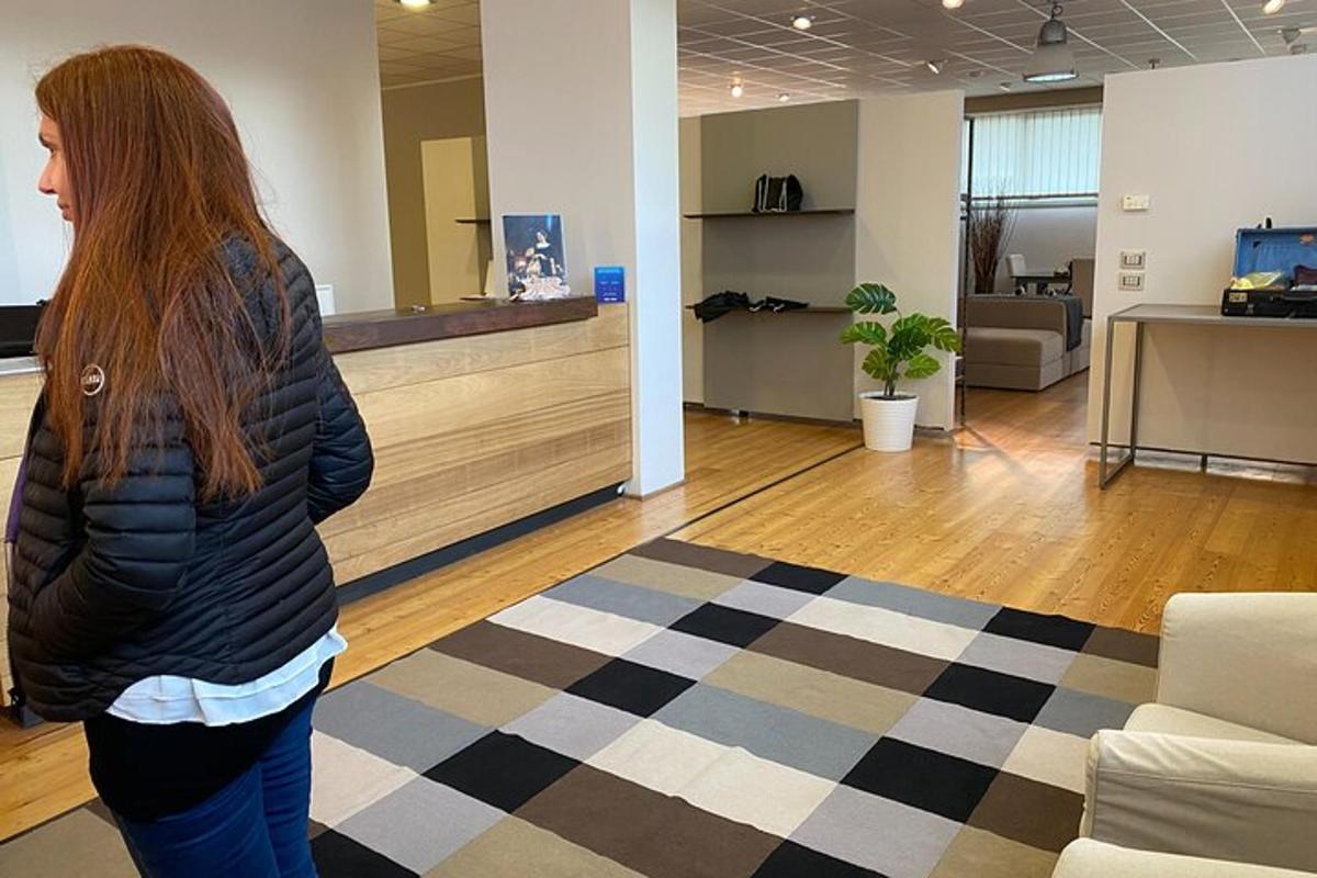 uma mulher em pé em um escritório com um saguão