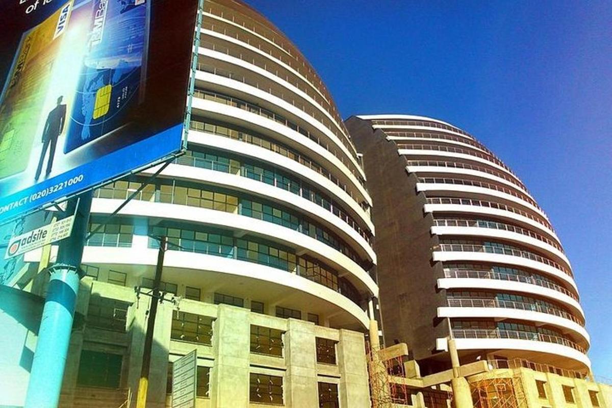 مبنى كبير مع لافتة شارع أمامه