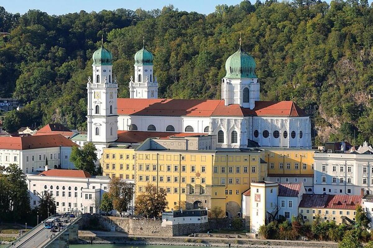 velika stavba z dvema stolpoma na vrhu