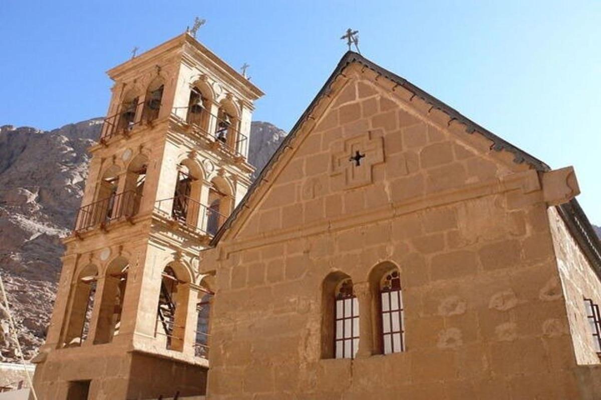 una chiesa con una torre dell'orologio in cima