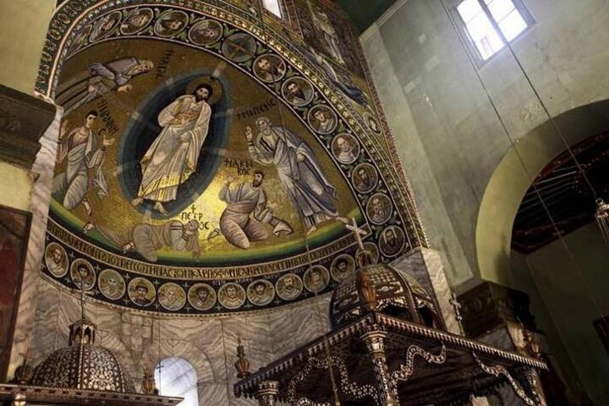 una stanza con un dipinto sul muro di una chiesa