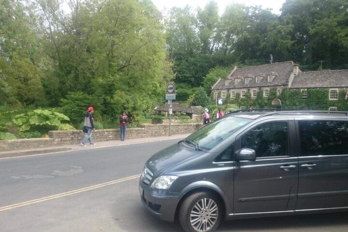 sebuah kereta diletakkan di tepi jalan