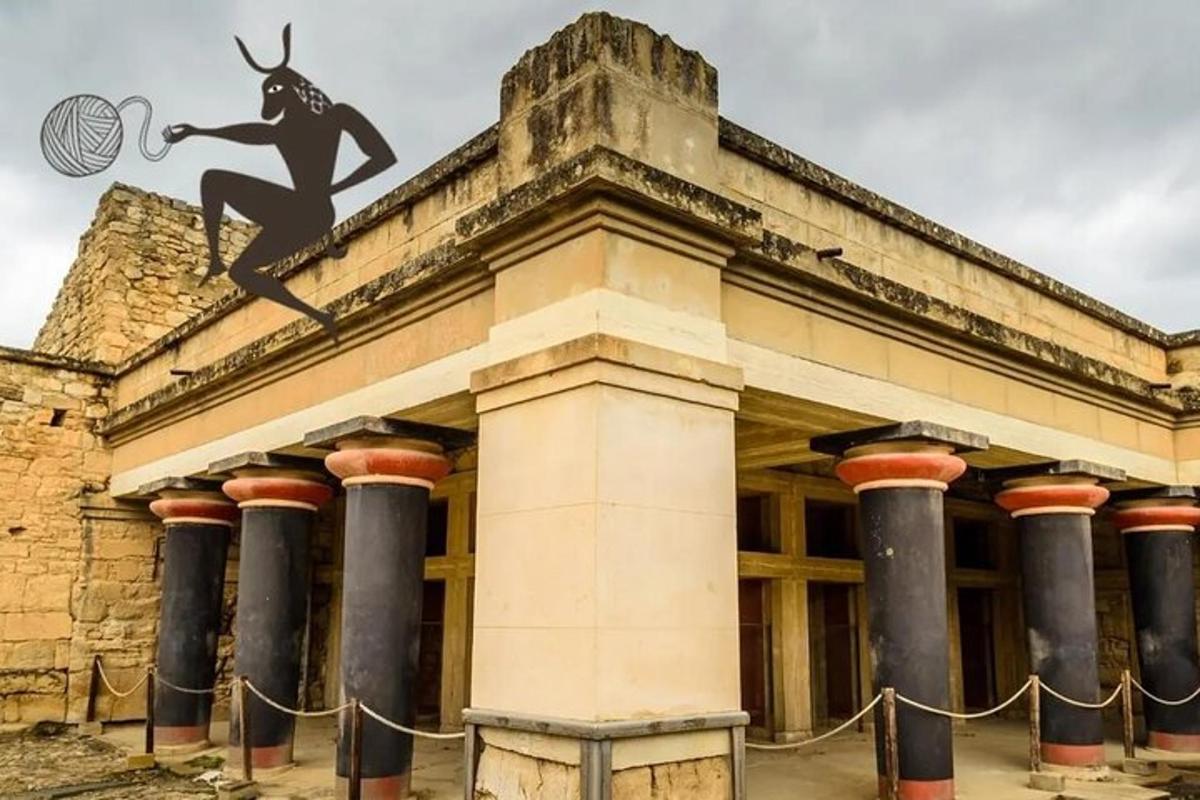 una statua di una persona in cima a un edificio