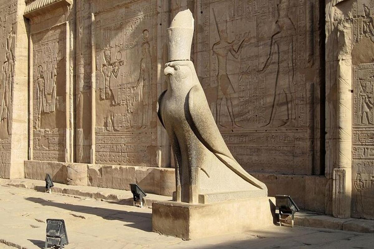 una statua di una donna in piedi davanti a un edificio