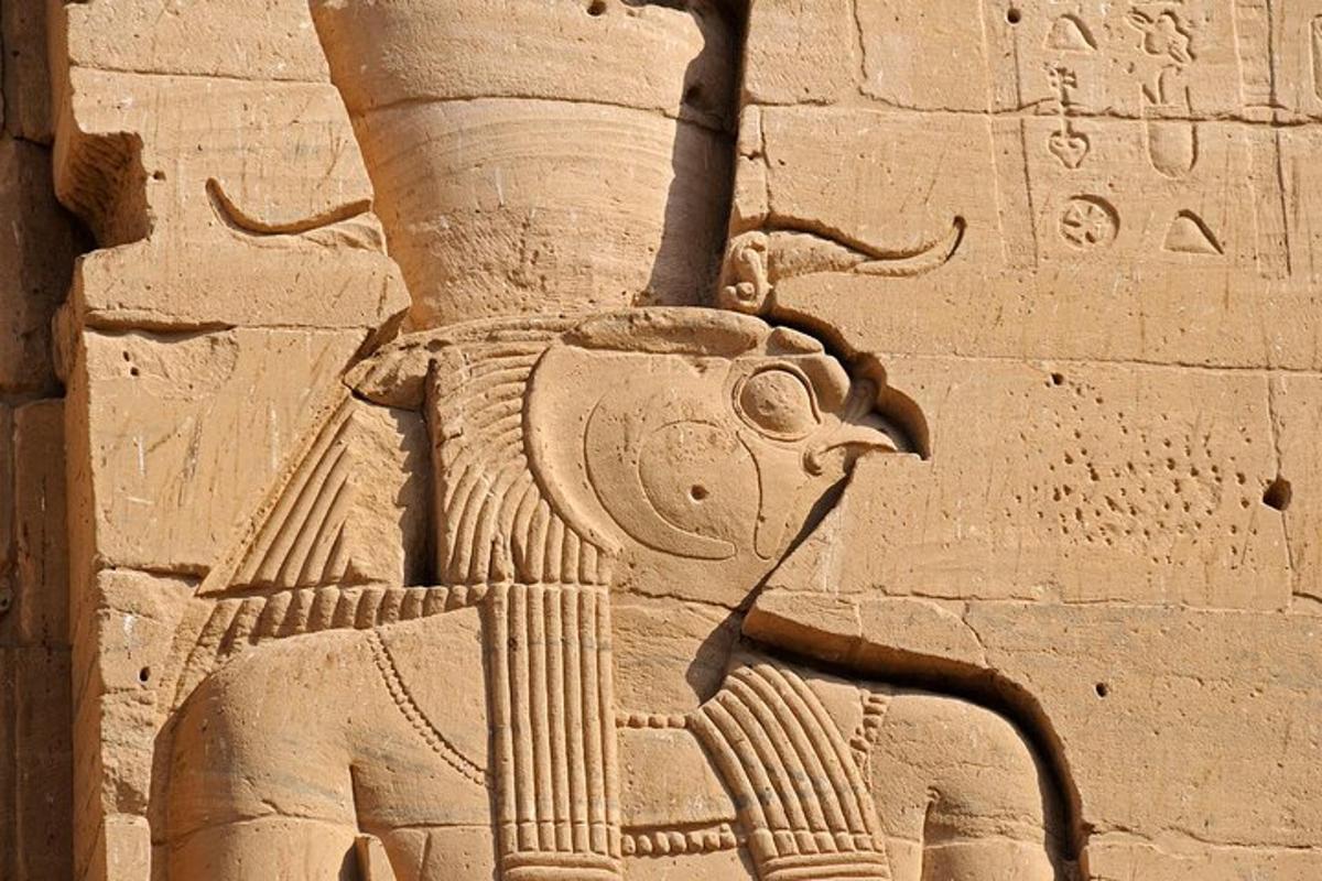 un rilievo in pietra di una divinità su un muro