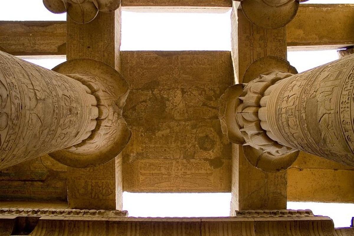 un primo piano di due statue di pietra su un edificio