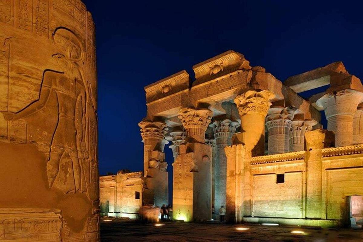 夜の柱のある古代の建物
