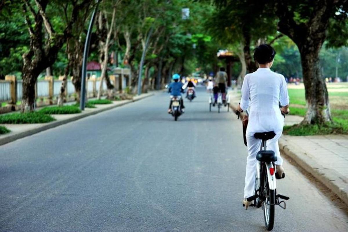 en gruppe mennesker, der cykler ned ad en gade
