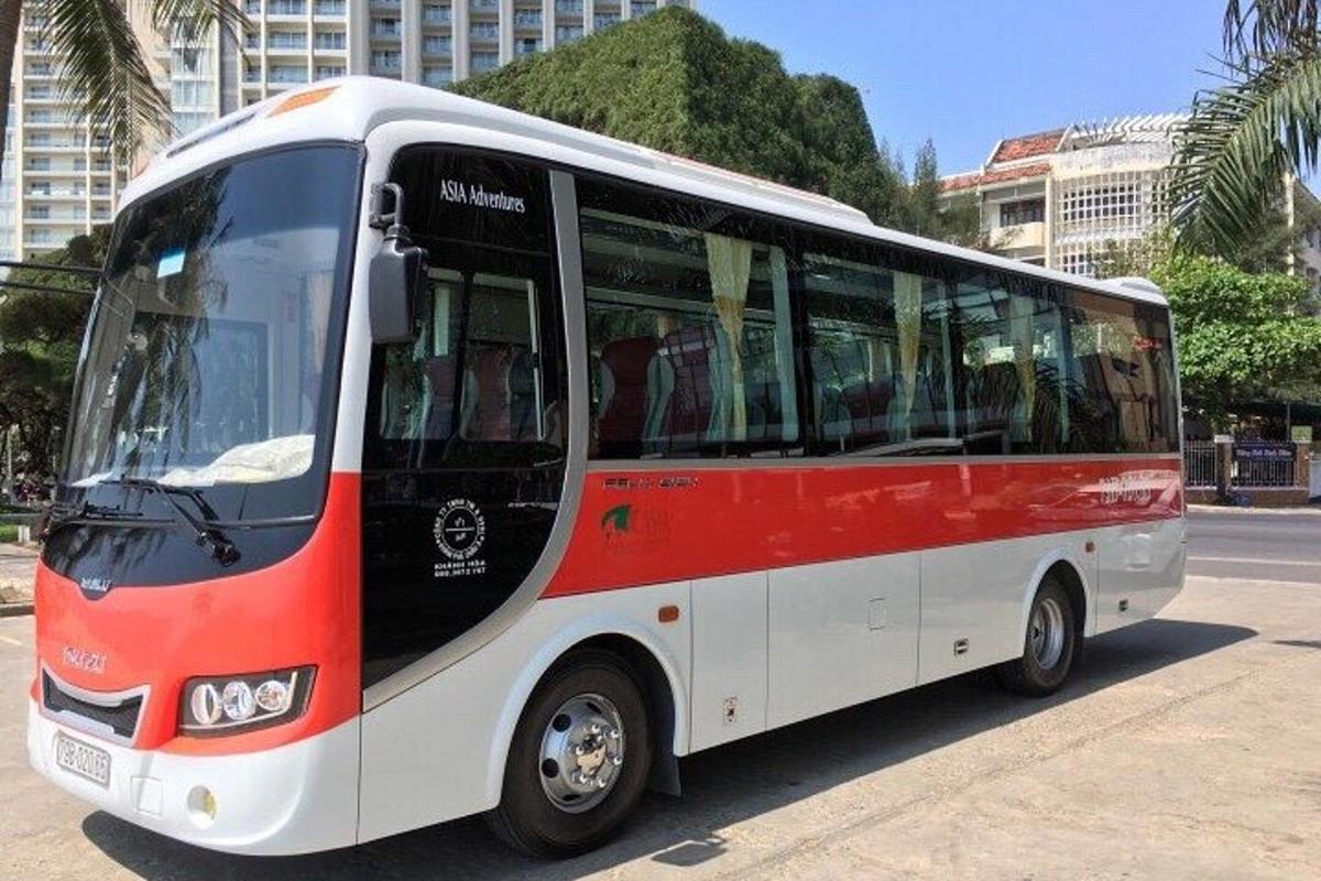 tänaval pargitud punane ja valge buss