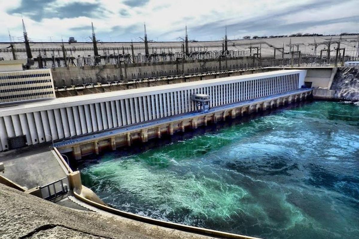 un fiume con una diga contenente acqua