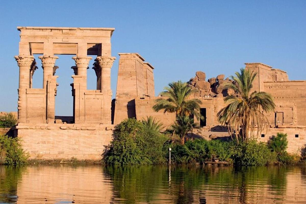 un edificio con palme accanto a uno specchio d'acqua