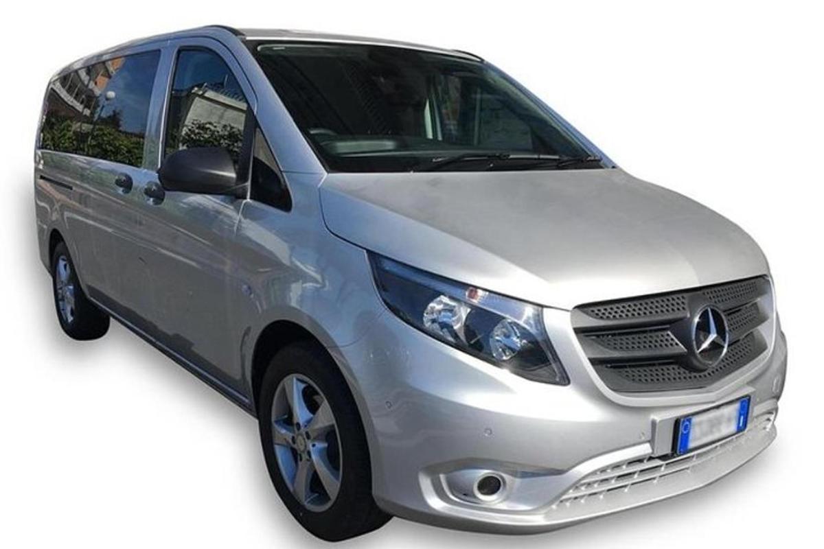 minivan perak ditunjukkan pada latar belakang putih