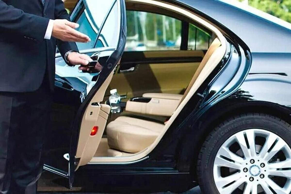 seorang lelaki sedang membuka pintu kereta
