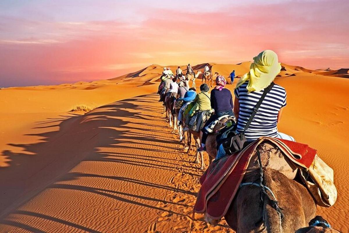 un grup de persones muntant a cavall al desert