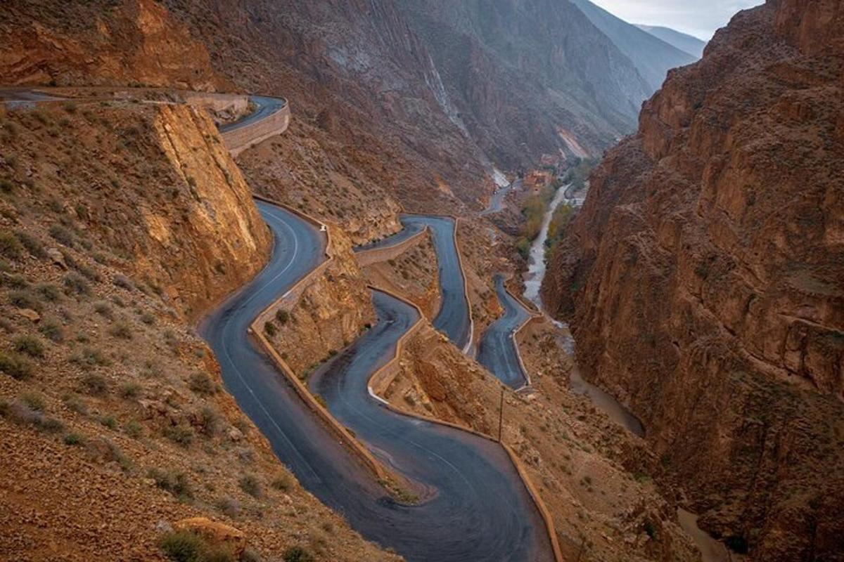 una vista d'un riu sinuós en un canyó