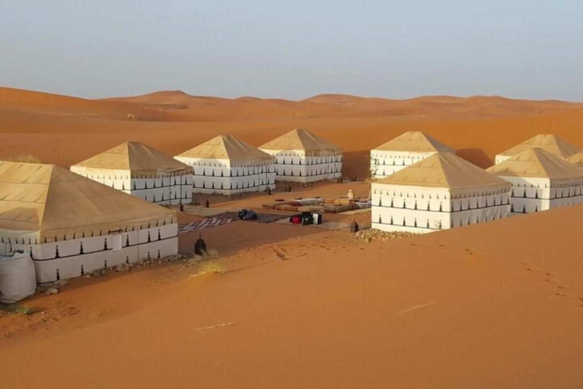 um grupo de tendas no deserto