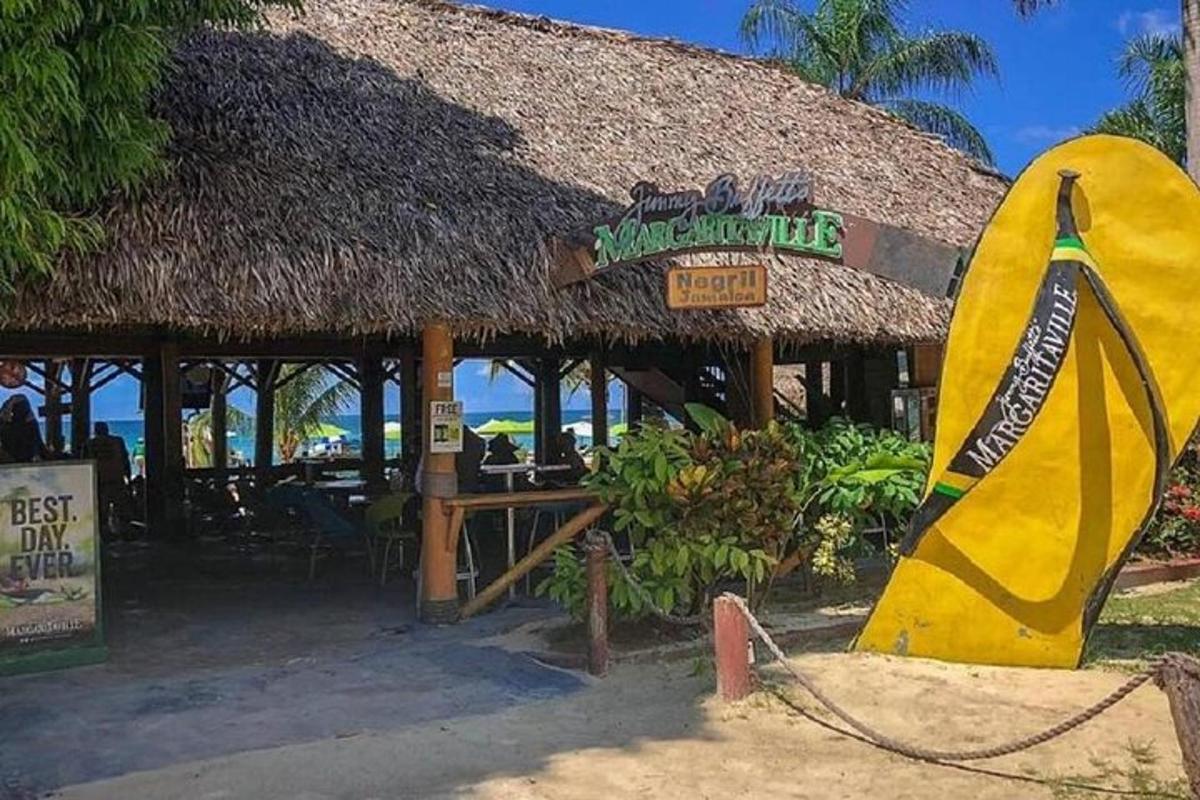 restaurace s velkým žlutým surfovacím prknem před ní