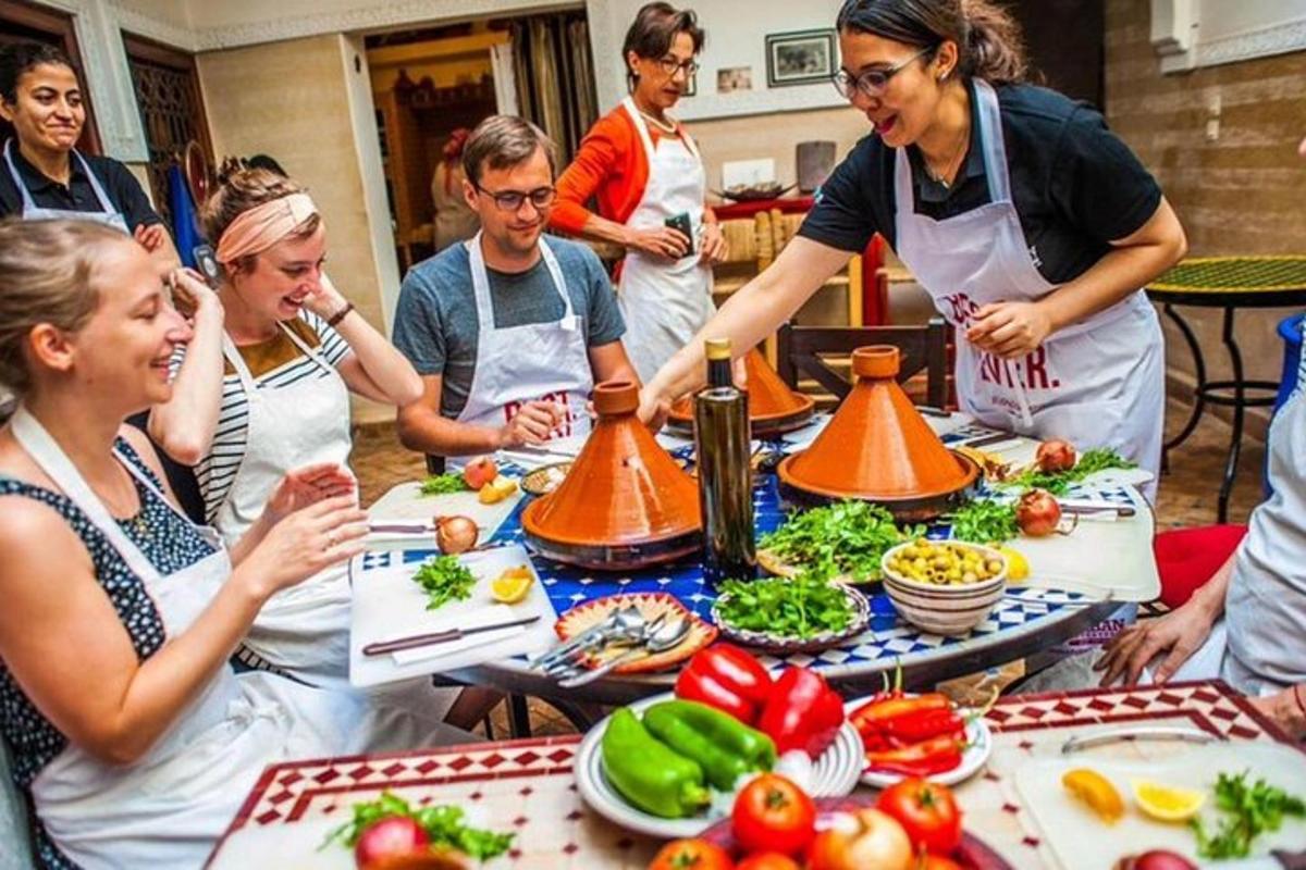 grupė žmonių, stovinčių aplink maisto stalą
