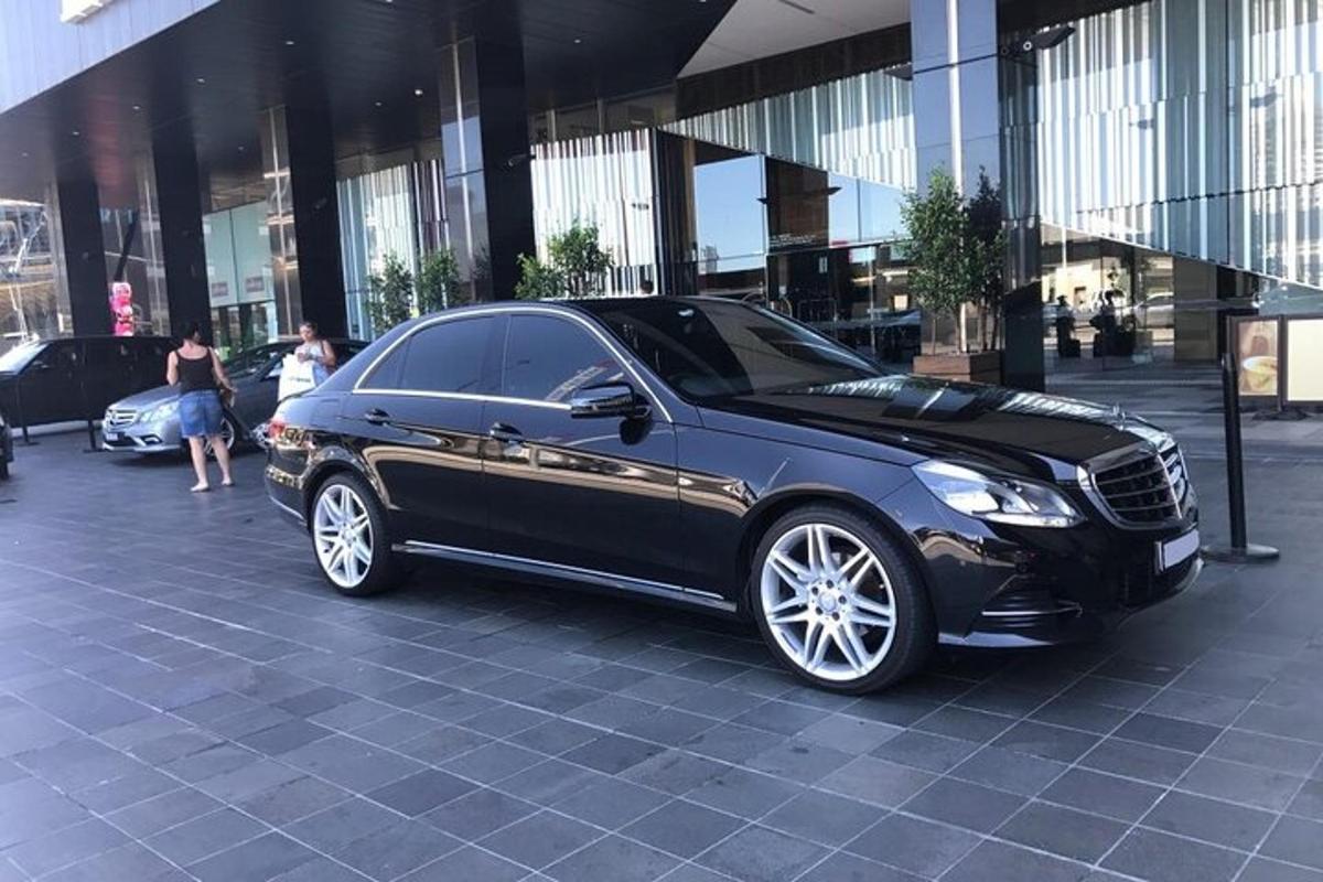 černé auto zaparkované před budovou