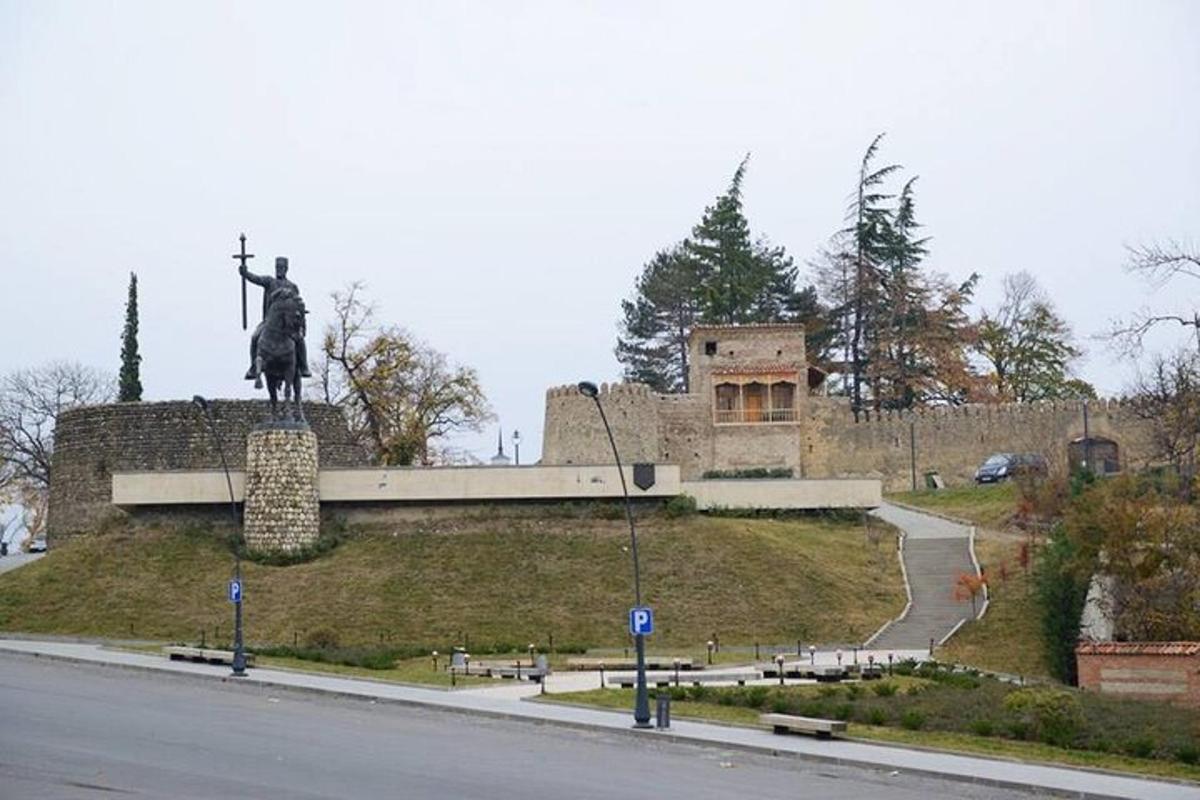 egy dombon álló lóháton ülő férfi szobra