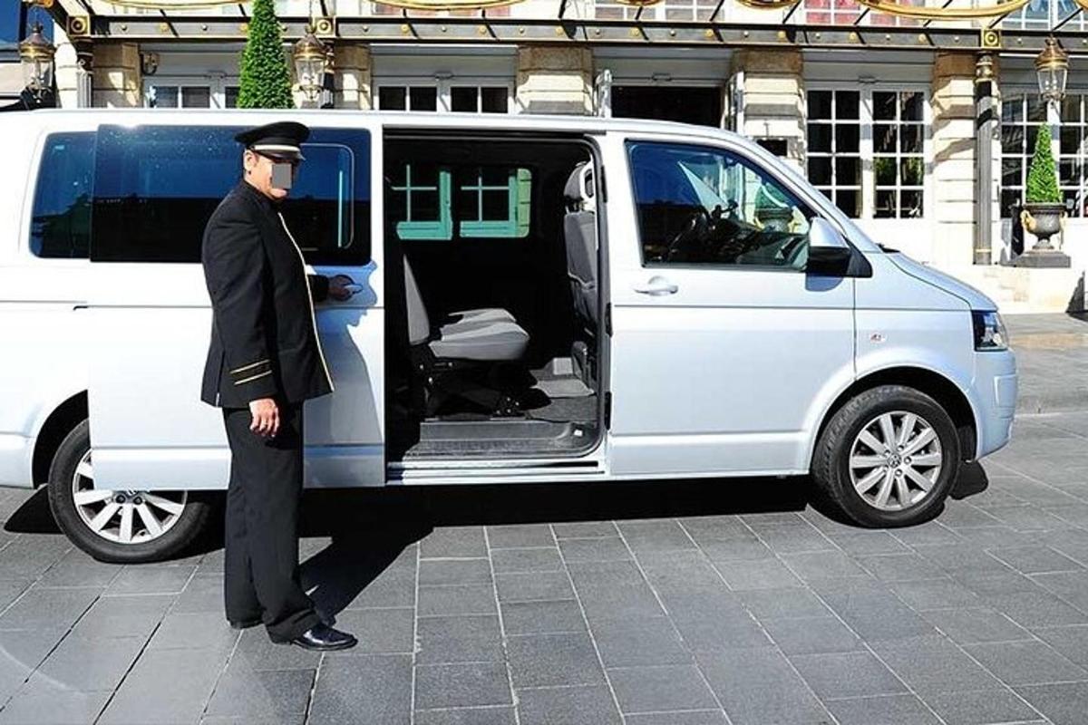 um homem parado ao lado de uma van com a porta aberta