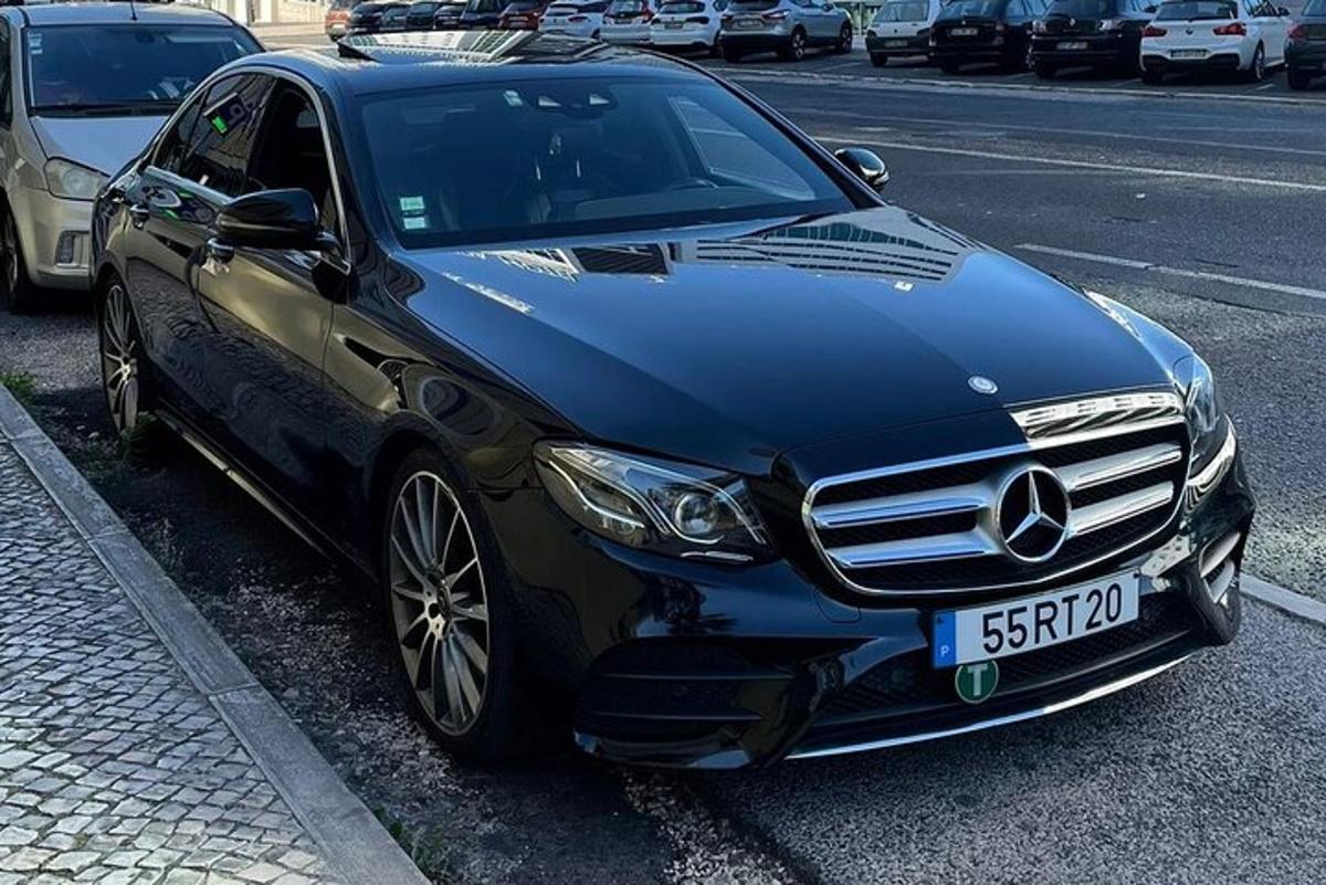 must auto pargitud tänava äärde