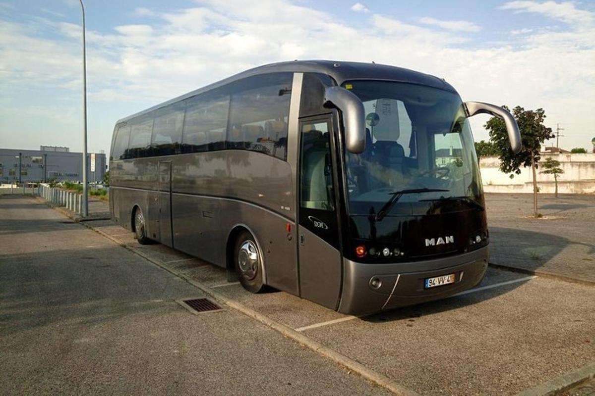 liels melns autobuss novietots stāvvietā