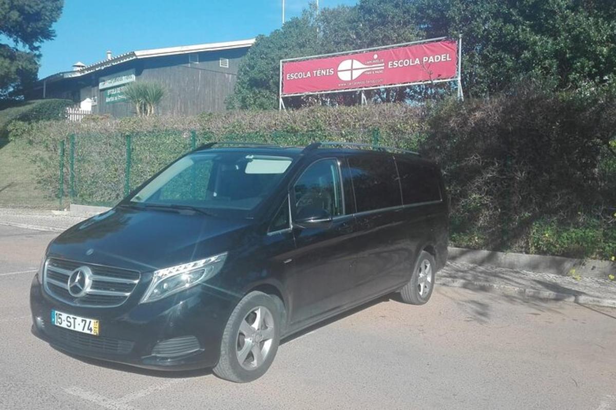 un SUV nero parcheggiato in un parcheggio