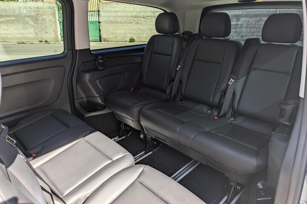un sedile posteriore di un minivan con i sedili posteriori ripiegati