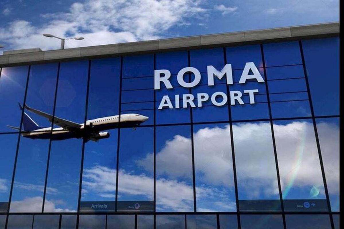 un aereo vola riflesso nelle finestre di un edificio