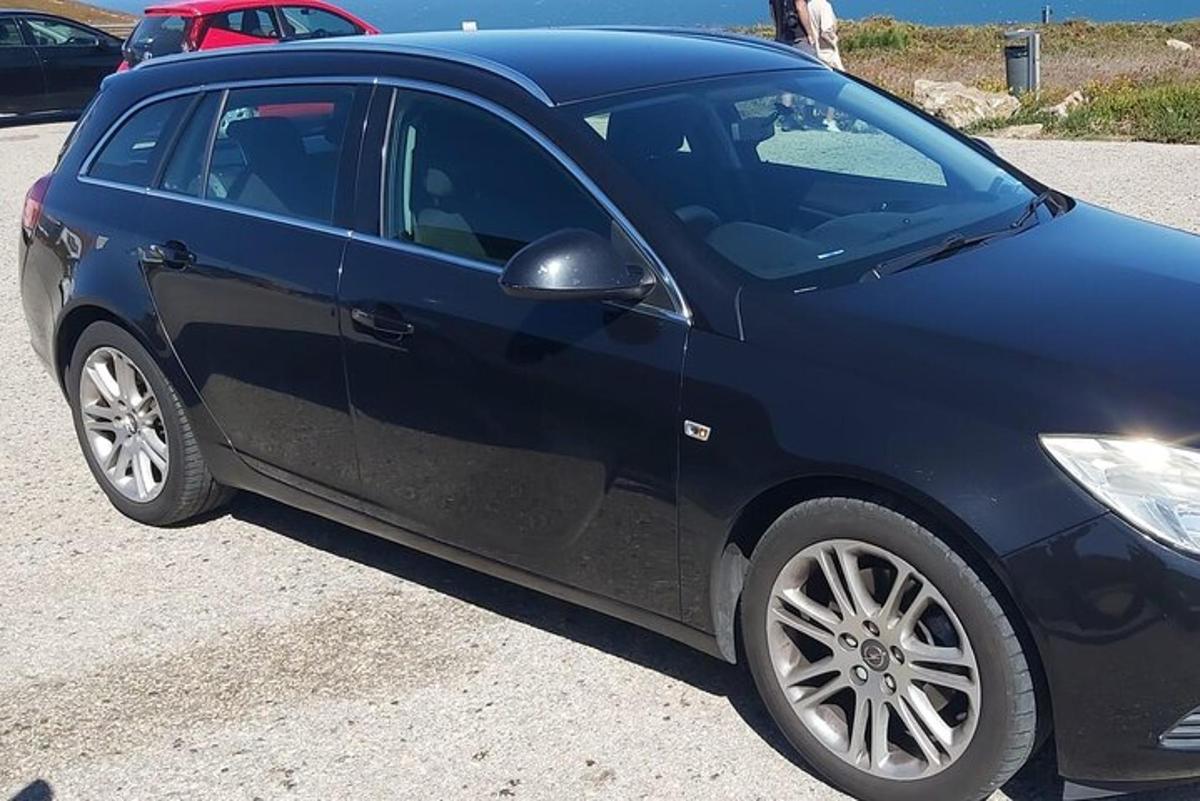 un'auto blu parcheggiata in un parcheggio