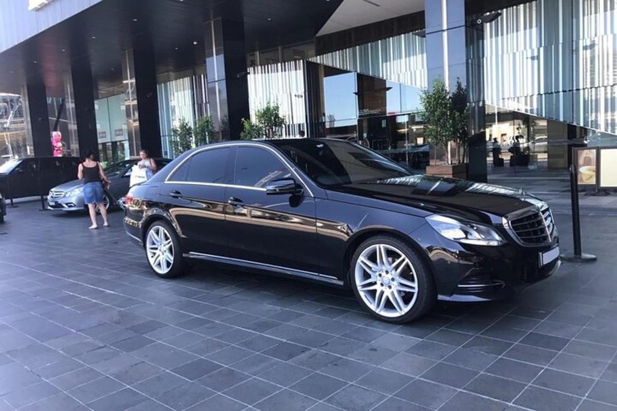 Un coche negro aparcado delante de un edificio