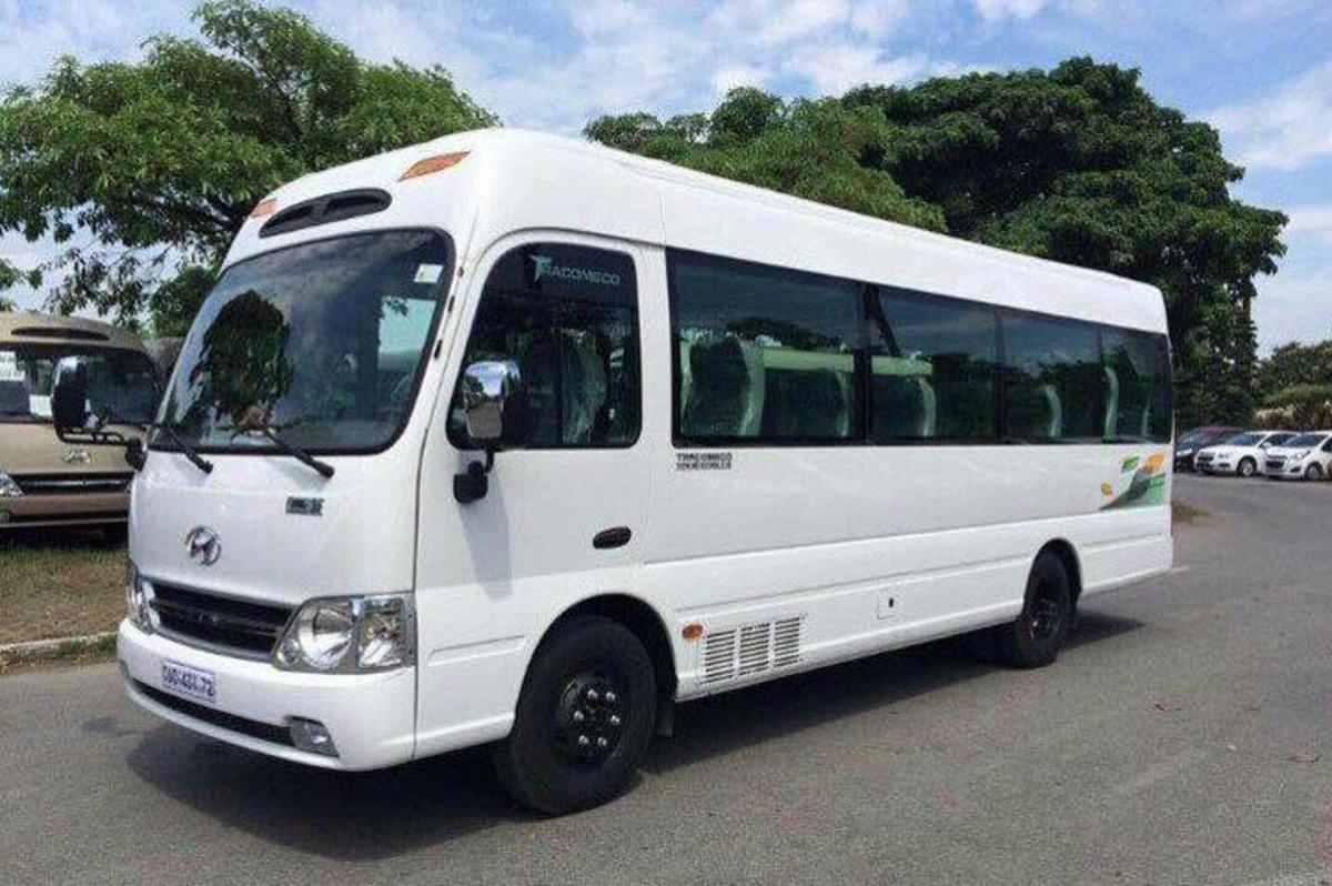 ein weißer Bus steht auf einem Parkplatz