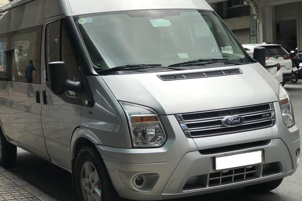ein silberner Lieferwagen steht auf einer Stadtstraße