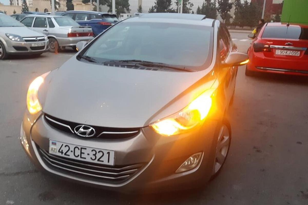 stříbrné auto zaparkované na parkovišti