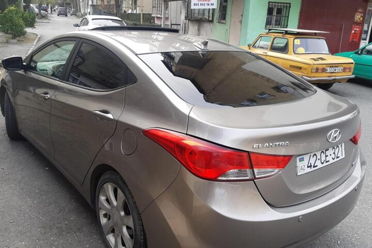 stříbrné auto je zaparkované na městské ulici