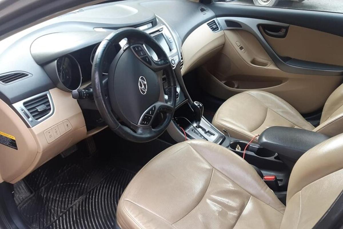 Auto Acedes Benz s volantem a sedadly