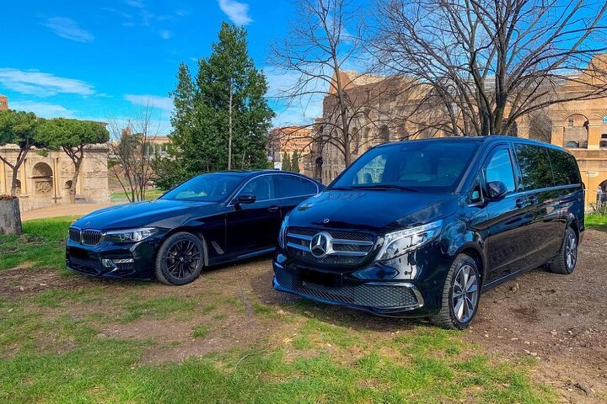 due auto parcheggiate una accanto all'altra in un campo