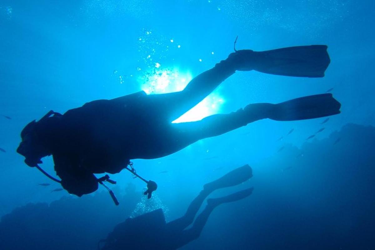 una persona en una cadena en el agua