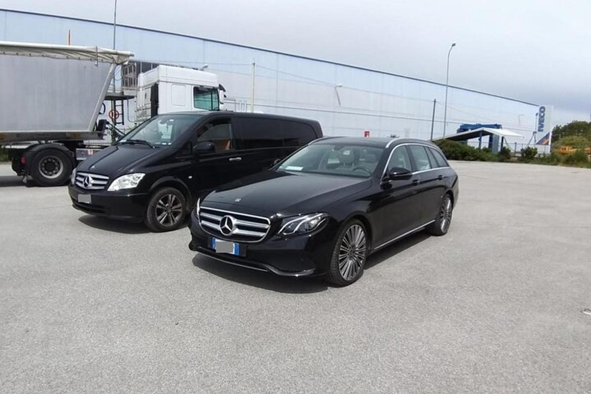 due auto parcheggiate una accanto all'altra in un parcheggio