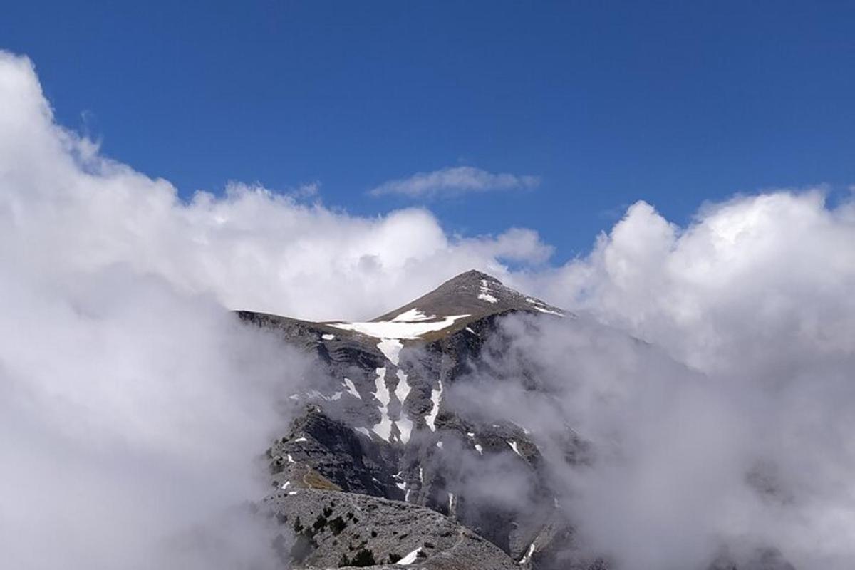 un pico de montaña con nubes al fondo