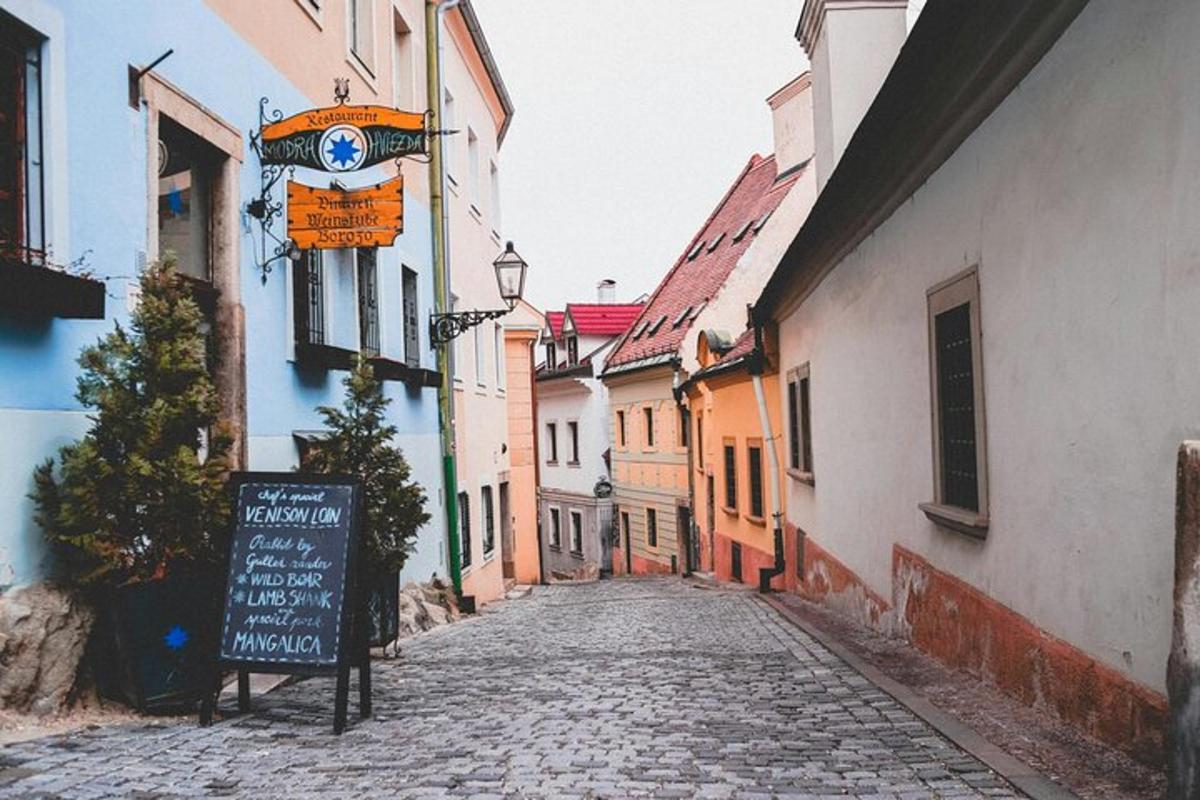 tlakovana ulica v starem mestnem jedru z napisom